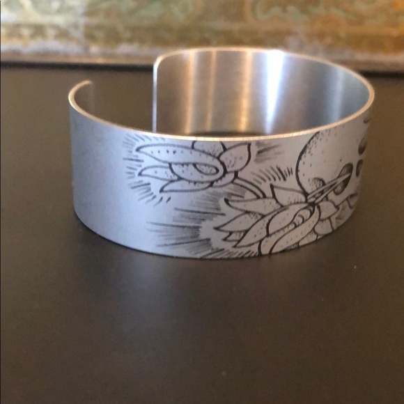 Tattooed Steel skull and flower cuff bracelet M - Picture 6 of 6